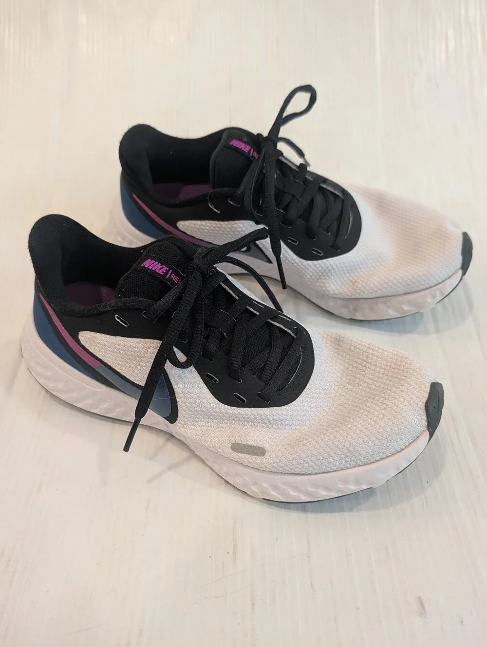 NIKE Revolution 5 Women's White and Black Running Shoes Size 8